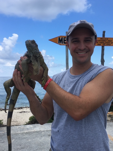 Man holding a lizard.